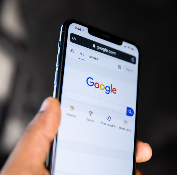 Google search engine on a mobile phone